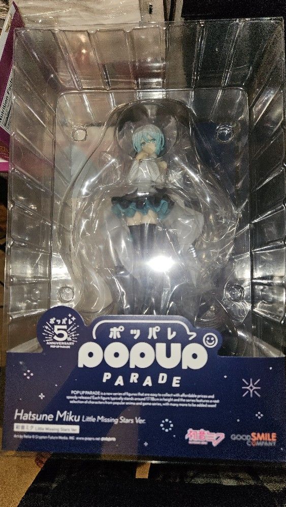 Hatsune Miku Pop Up Parade Statue