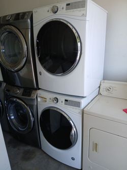 WHIRLPOOL WHITE STEAM JUMBO FRONT LOAD WASHER AND GAS DRYER SET