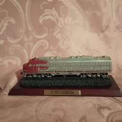 Santa Fe Super Chief E-8 Locomotive Desk Decor 