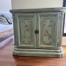 Vintage Wooden End Table/nightstand