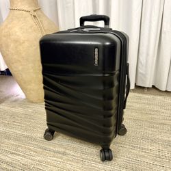 American Tourister  Hardside Carry on Spinner Suitcase 