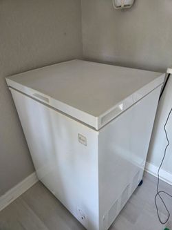Compact Chest Freezer / Deep Freezer (White)