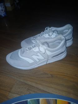 Women New Balance  Tennis Shoes....(new)