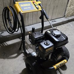 Dewalt 3600 PSI 2.5 GPM Gas Cold Water Professional Pressure Washer with HONDA GX200 Engine