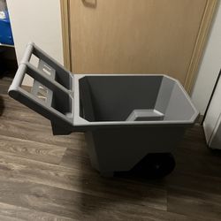 Project Source 4.5 Cu Ft Poly Yard Cart. Never Been Used(See & Click On Pictures)