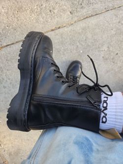 Doc Marteen Vegan Jadon
II Boot Mono Platforms