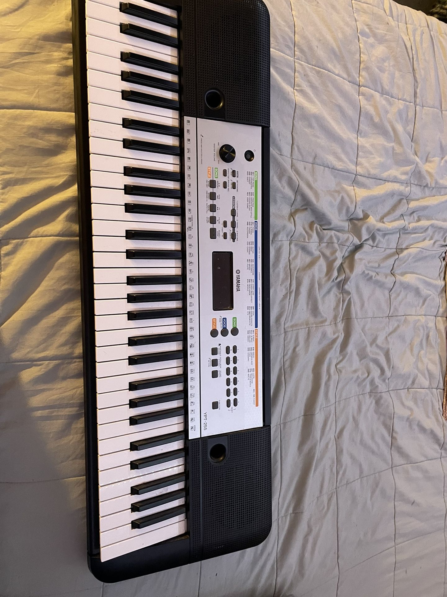Yamaha Electric Keyboard 