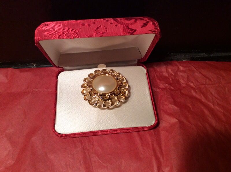 Gold/pearl brooch