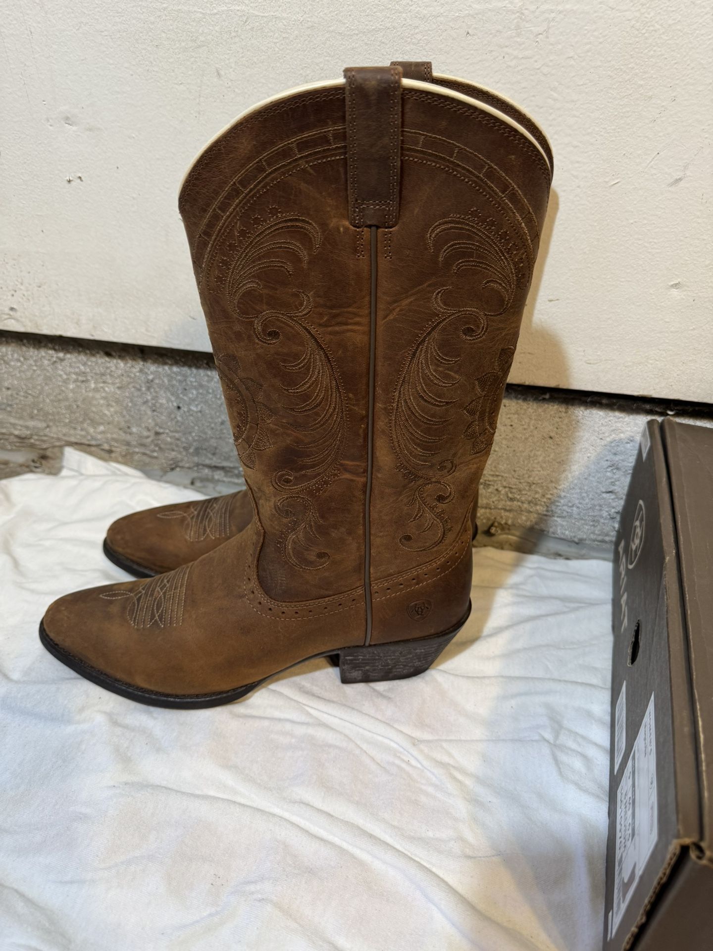 WOMEN BOOTS NEW IN BOX SIZE 9