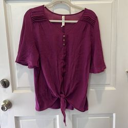 Women’s size XL fuchsia blouse ties at the waist.