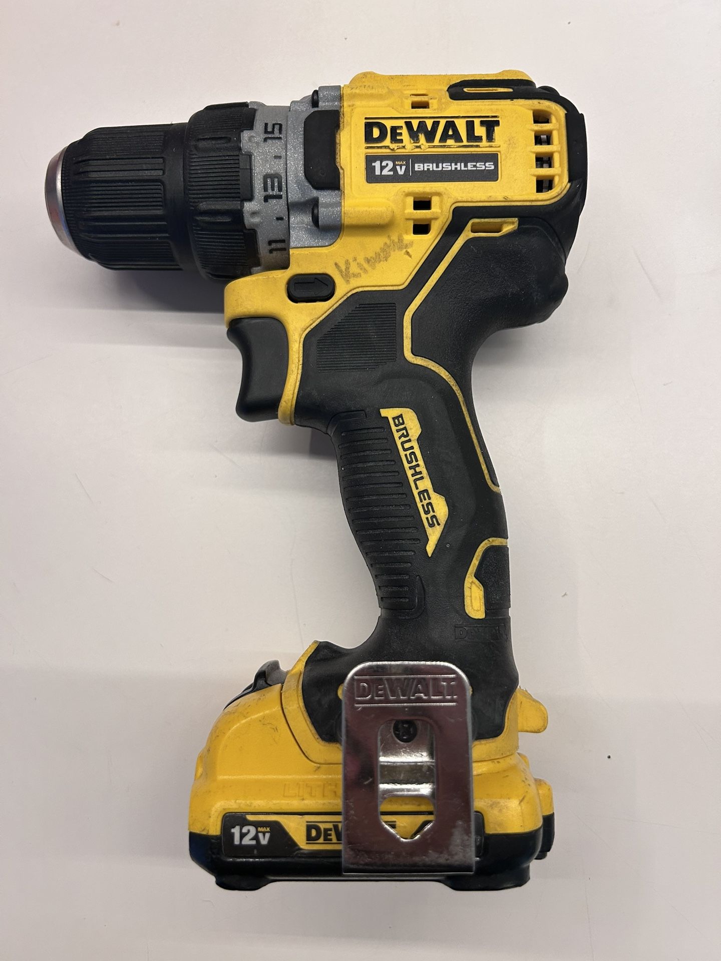 DEWALT DRILL WITH BATTERY & CHARGER