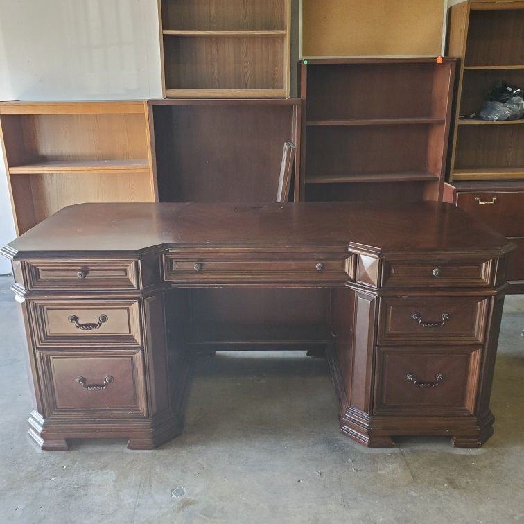 Wynwood executive desk deals