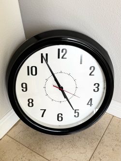 Large Wall Clock - 18ā