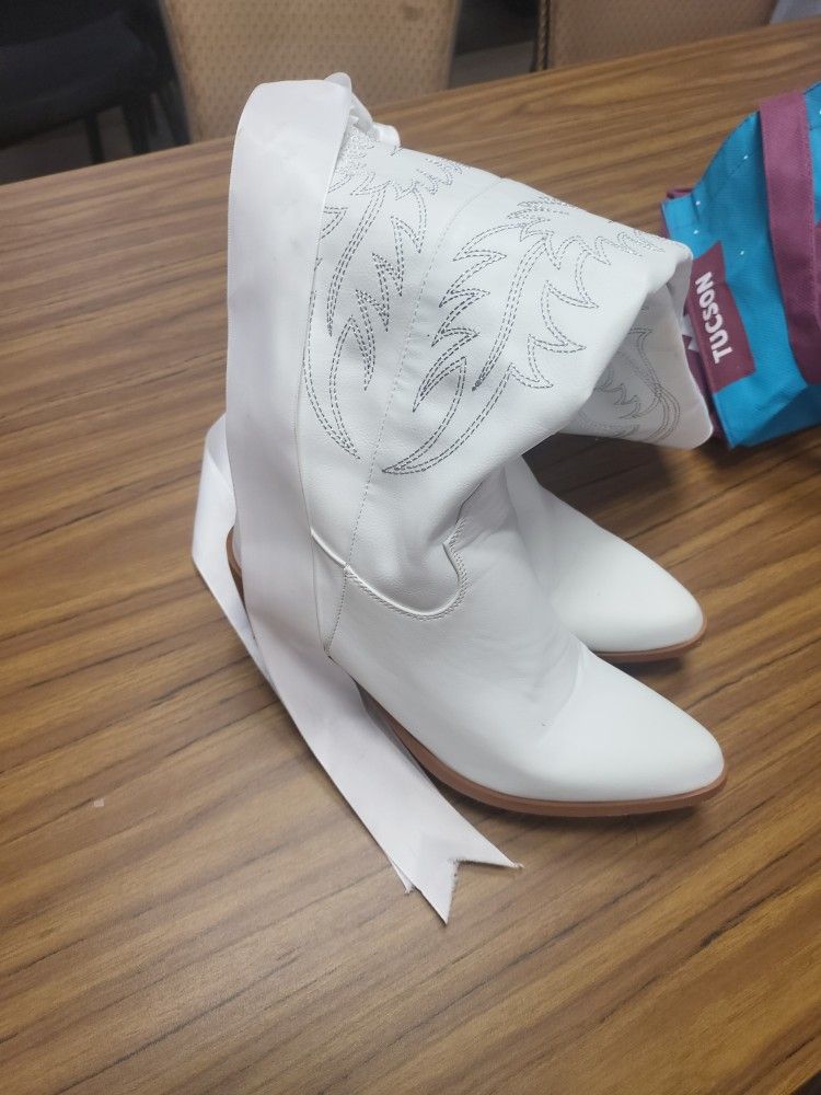 Like New Lisa Back Boots Size Seven And A Half $35