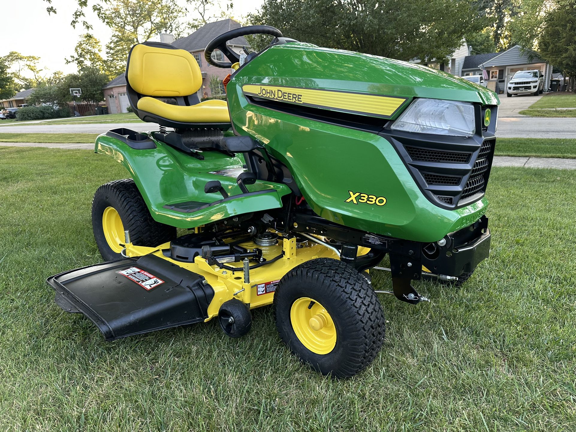 John Deere X330 Tractor Mower  Like New Only 25h Electric Mulching Kit 