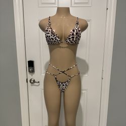 Ana Bikini