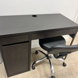 Desk and chair (Pick Up Only!)