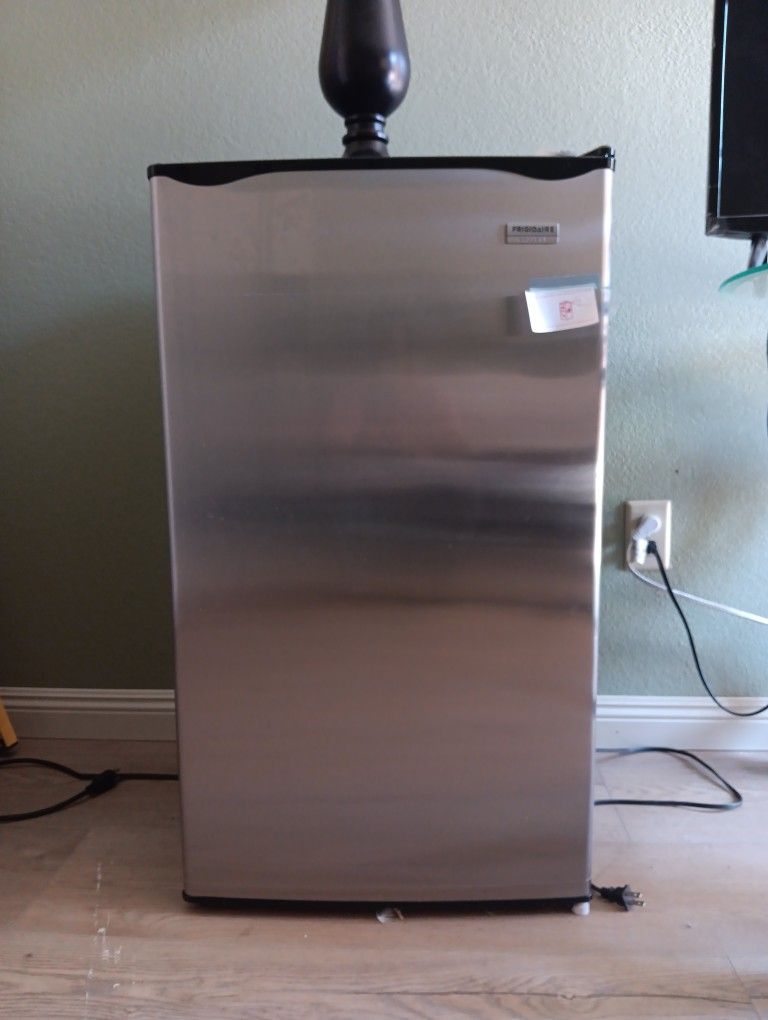 3.2 Cu Ft Frigidaire Refrigerator