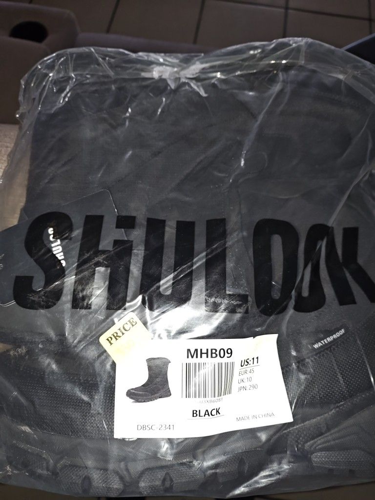 Unopened Black Mens Snow Boots