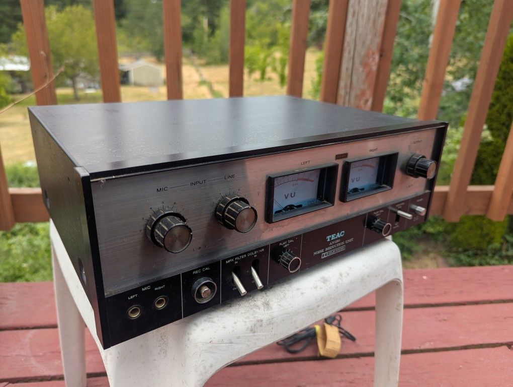 TEAC AN-180 is a noise reduction unit