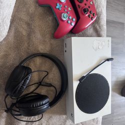 XBOX Series S + 2 CONTROLLERS + HEADSET