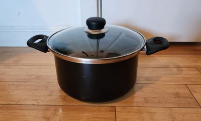 Hard-Anodized Induction Nonstick Cookware Pot with Glass Lid (5.7qt (5.4L) like New