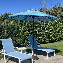 Like New- 4 Piece Patio/Pool Furniture Set