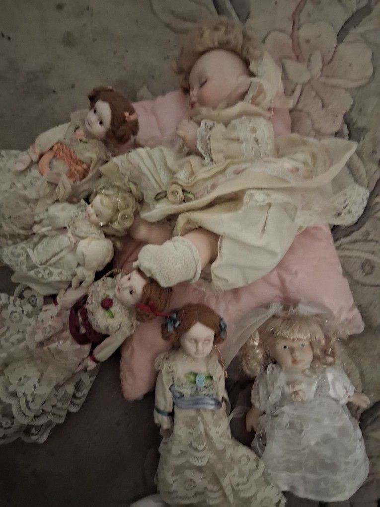 6 Porcelin Dolls Baby Slleping On Pillow Music Box.