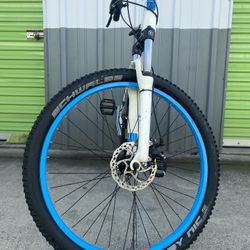 TREK MOUNTAIN BIKE /SIZE TIRES 26” /SIZE FRAME MEDIUM 