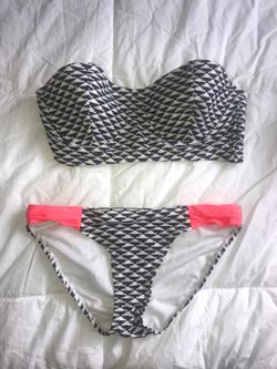 Medium bathing suit top and bottoms