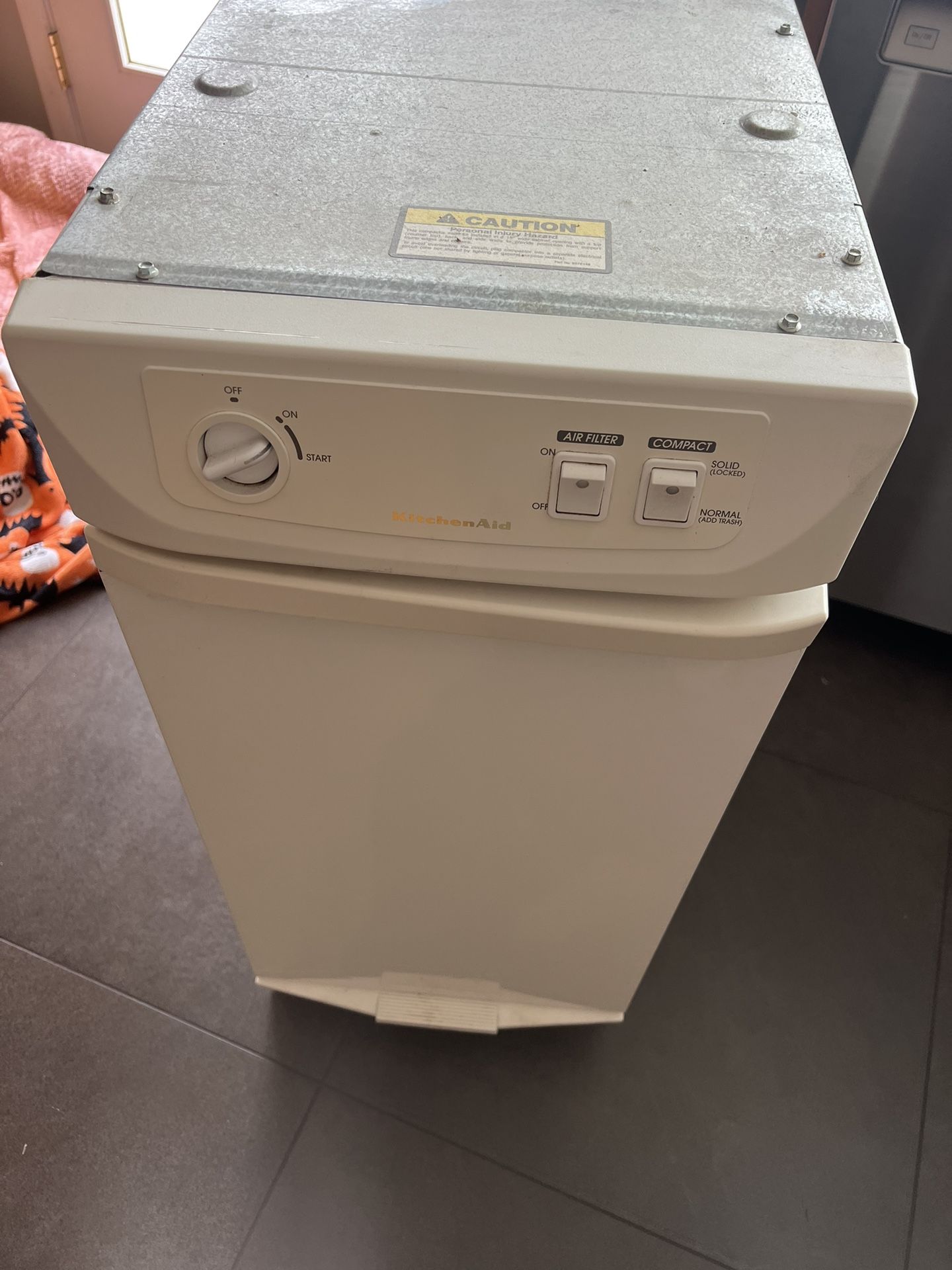 Trash Compactor. White. GE for Sale in Edgewood, WA OfferUp