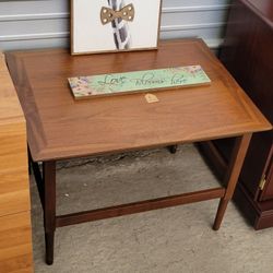 CUTE SIDE / END TABLE 