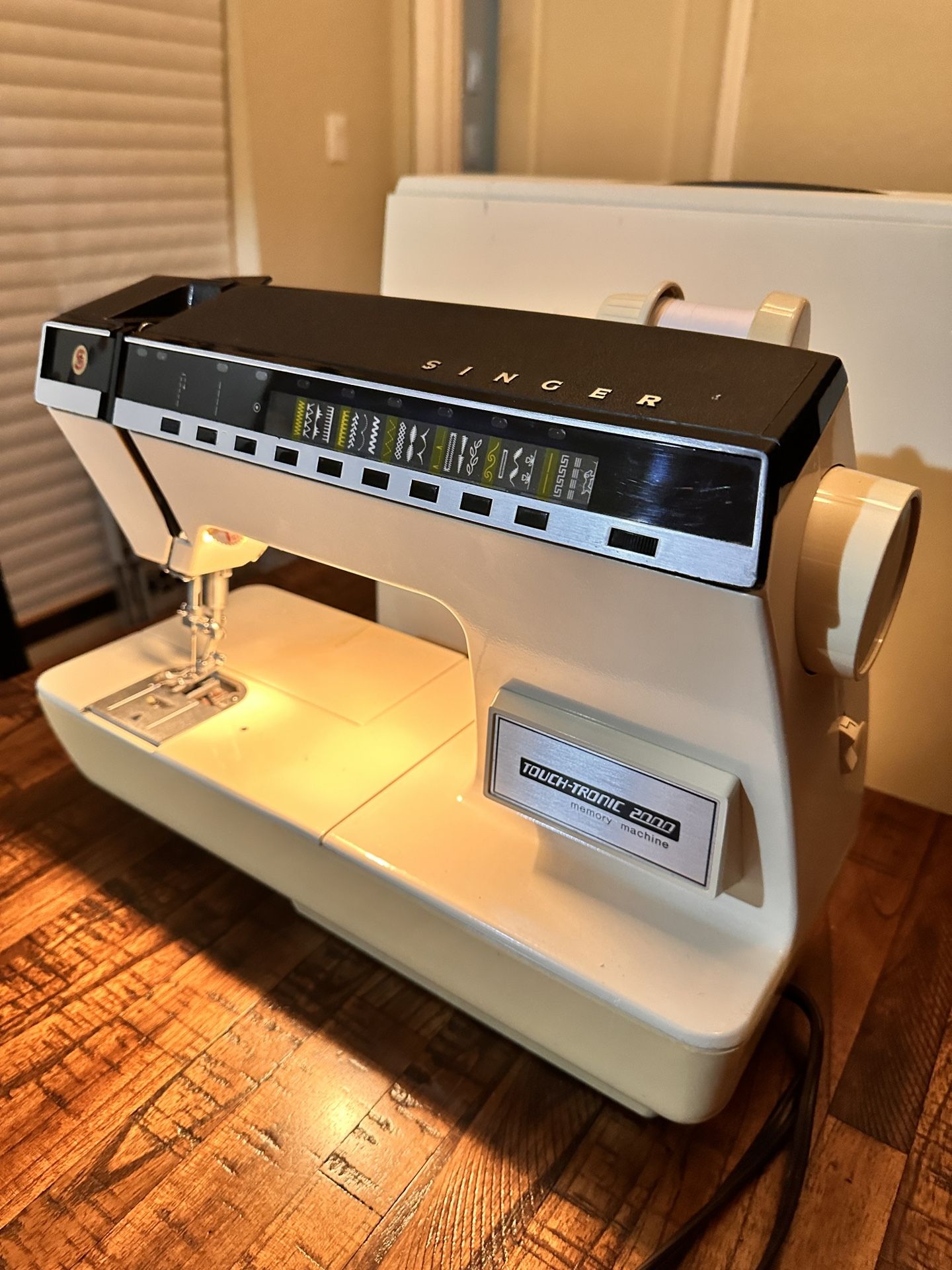 Vintage Singer Touch-Tronic 2000 Sewing Machine - Excellent Condition