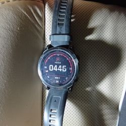 Garmin fēnix 7 Solar is a rugged, premium multisport GPS smartwatch featuring a Power Glass™ solar charging lens that extends battery life up to 22 d