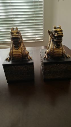 Dragon-shaped bookend