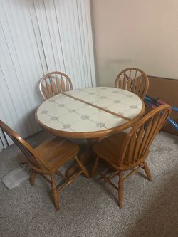 Kitchen table and 4 chairs