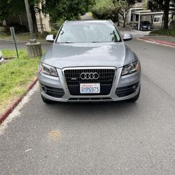 2010 Audi Q5 Sport Utility  6 Cylinder 4WD. Runs and Looks Great   