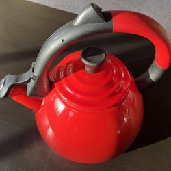Le Creuset 1.5L Cerise Oolong Tea Kettle 