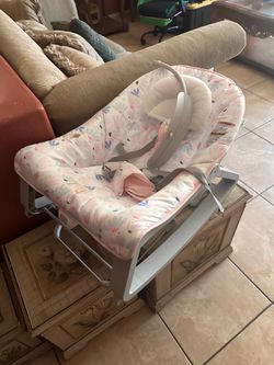 Baby bouncer with vibrations