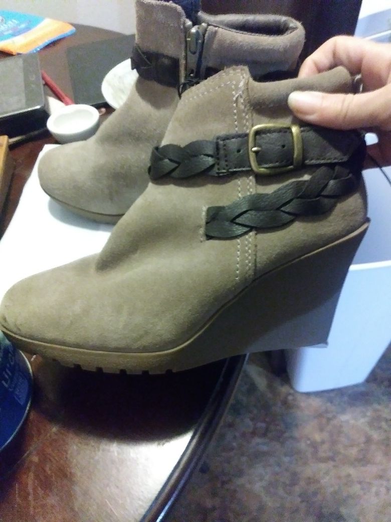 Mountain sole ankle boots