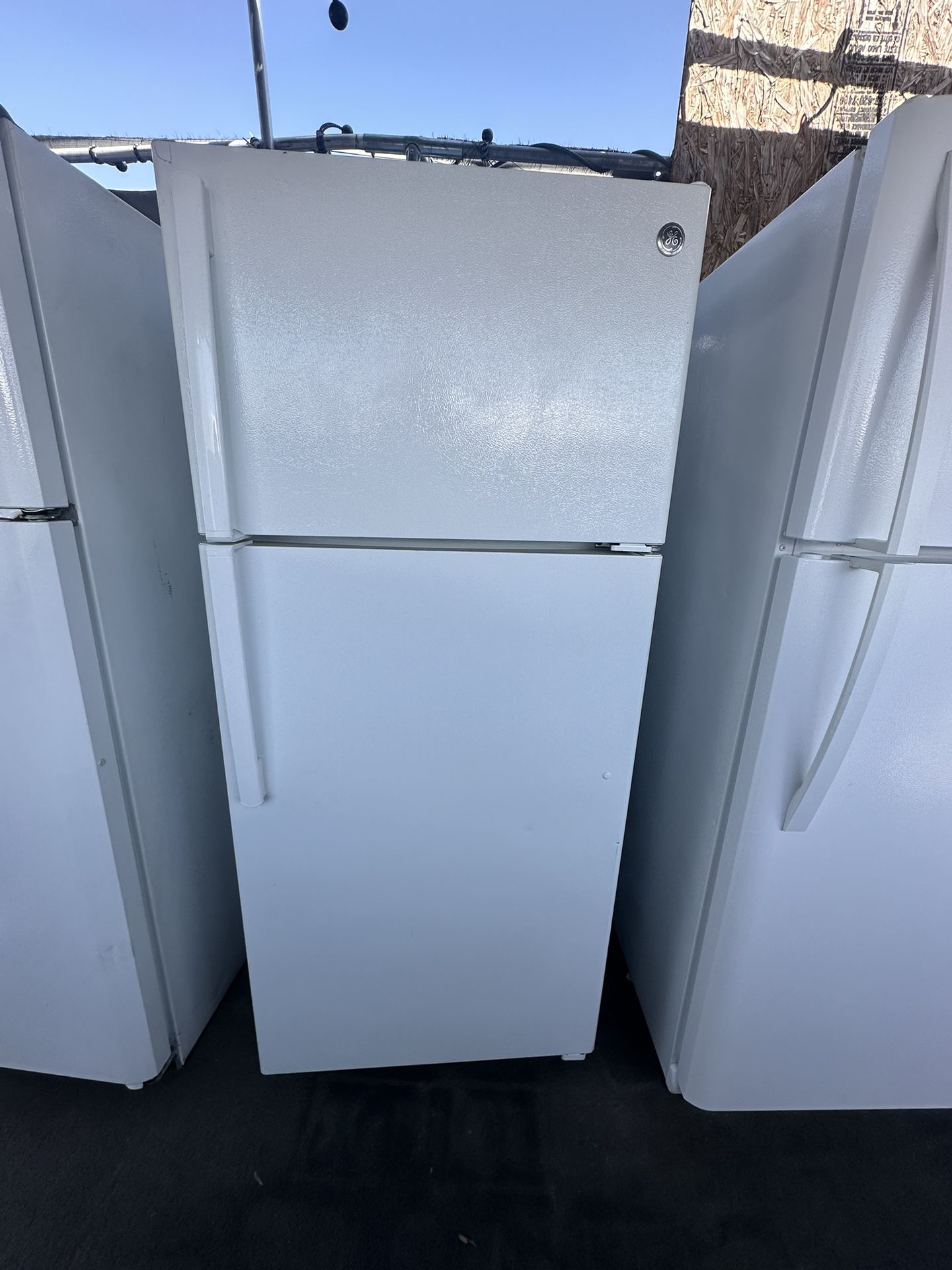 White GE Apt Size Top Freezer Fridge We Deliver And install👨🏻‍🔧🚚