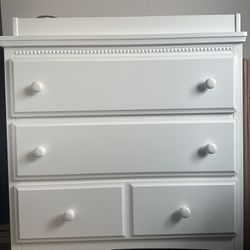 Spacious 3 Drawer Dresser with Changing Table 