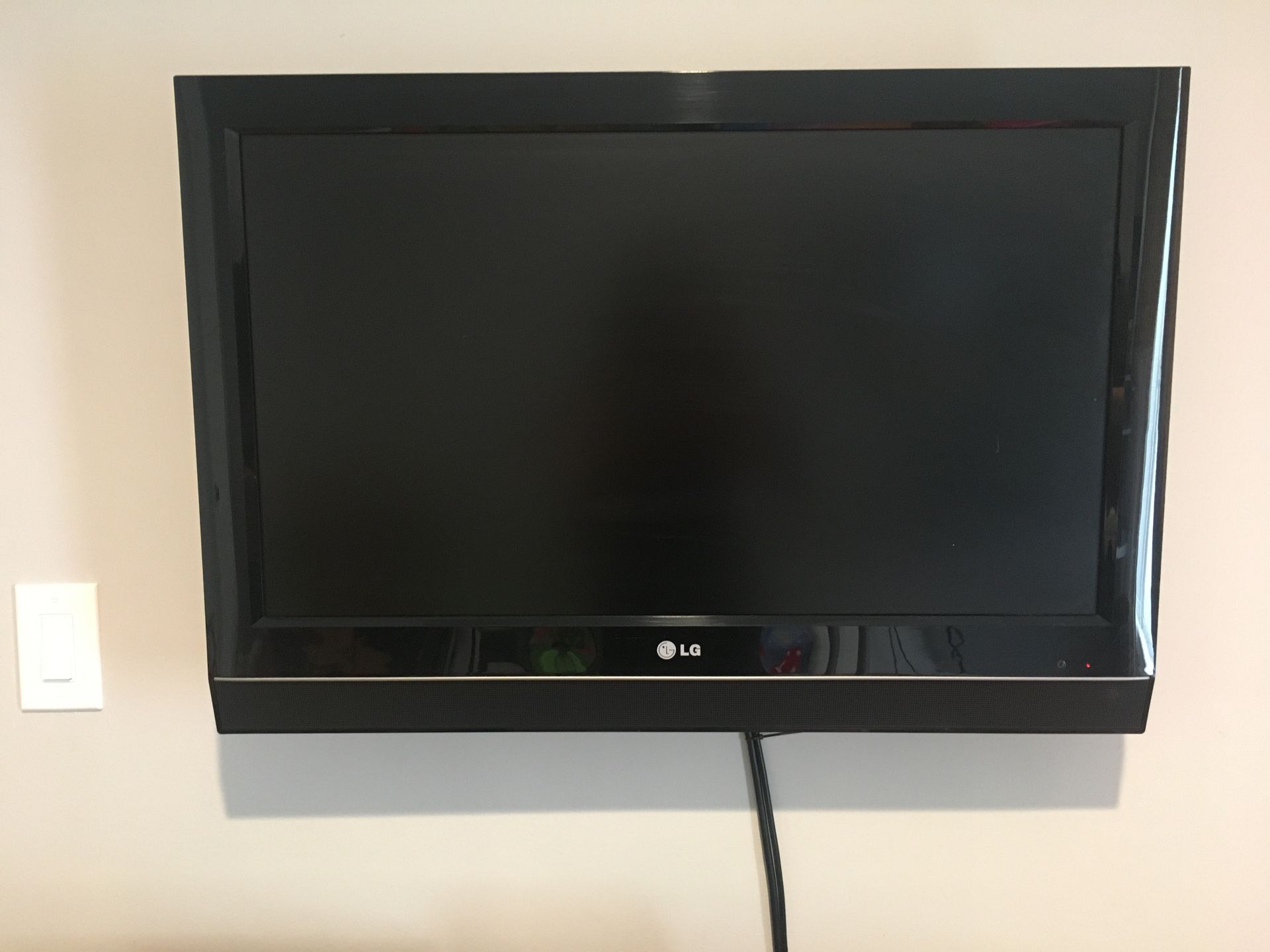 LG TV 32” screen w/ wall mount!
