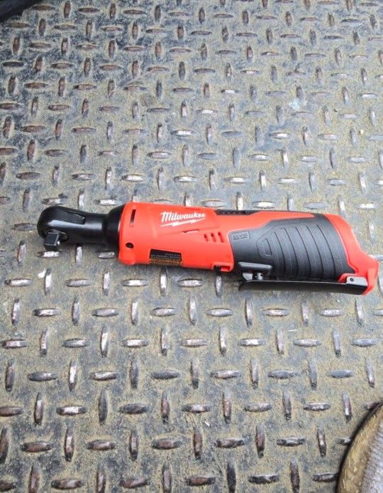 Milwaukee M12 12V Lithium-lon
Cordless 3/8 in. Ratchet (Tool-Only)