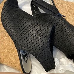 WOMANS WEDGE SHOES   BRAND NEW