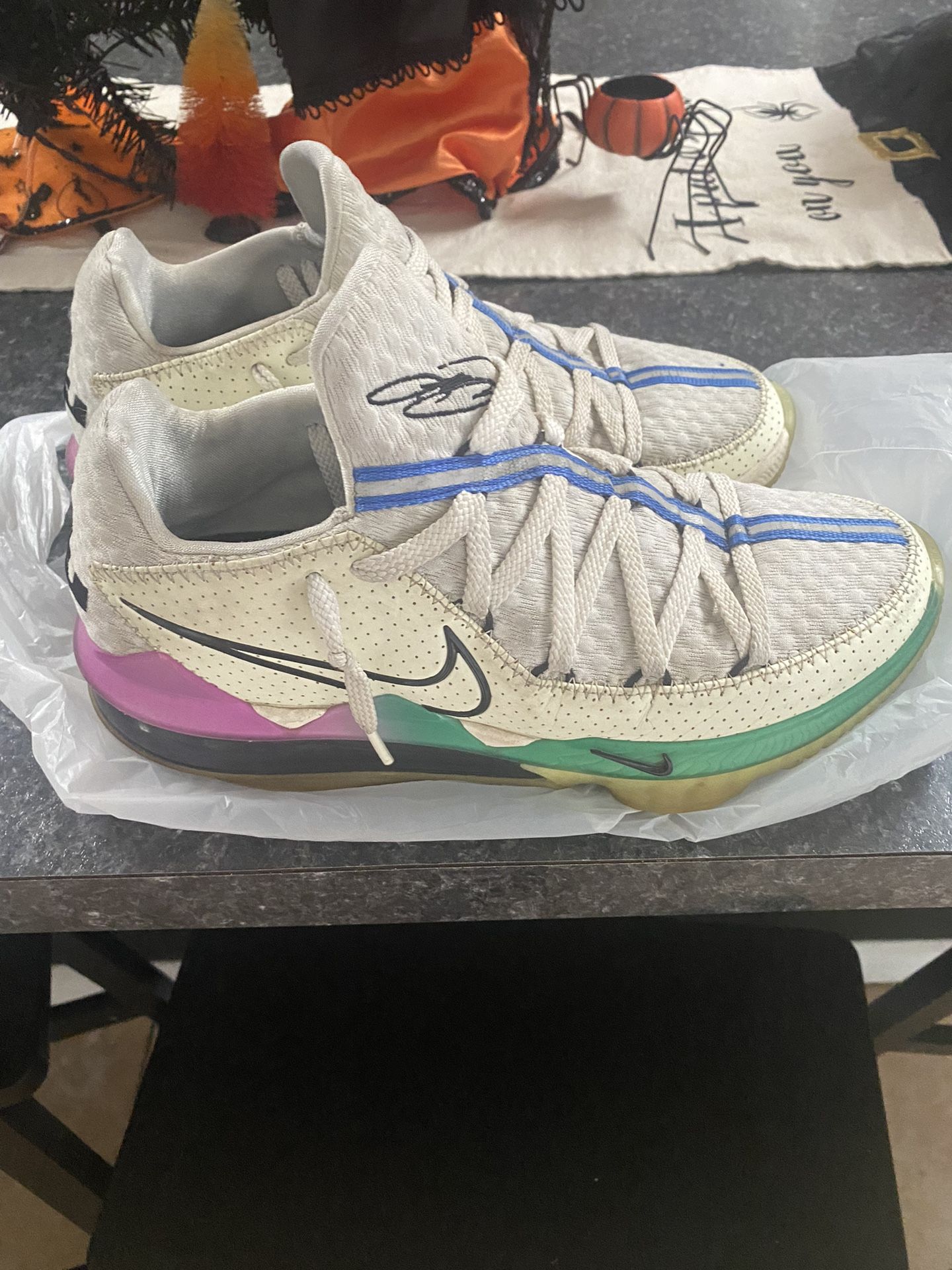 Lebron 17 Glow Size 10