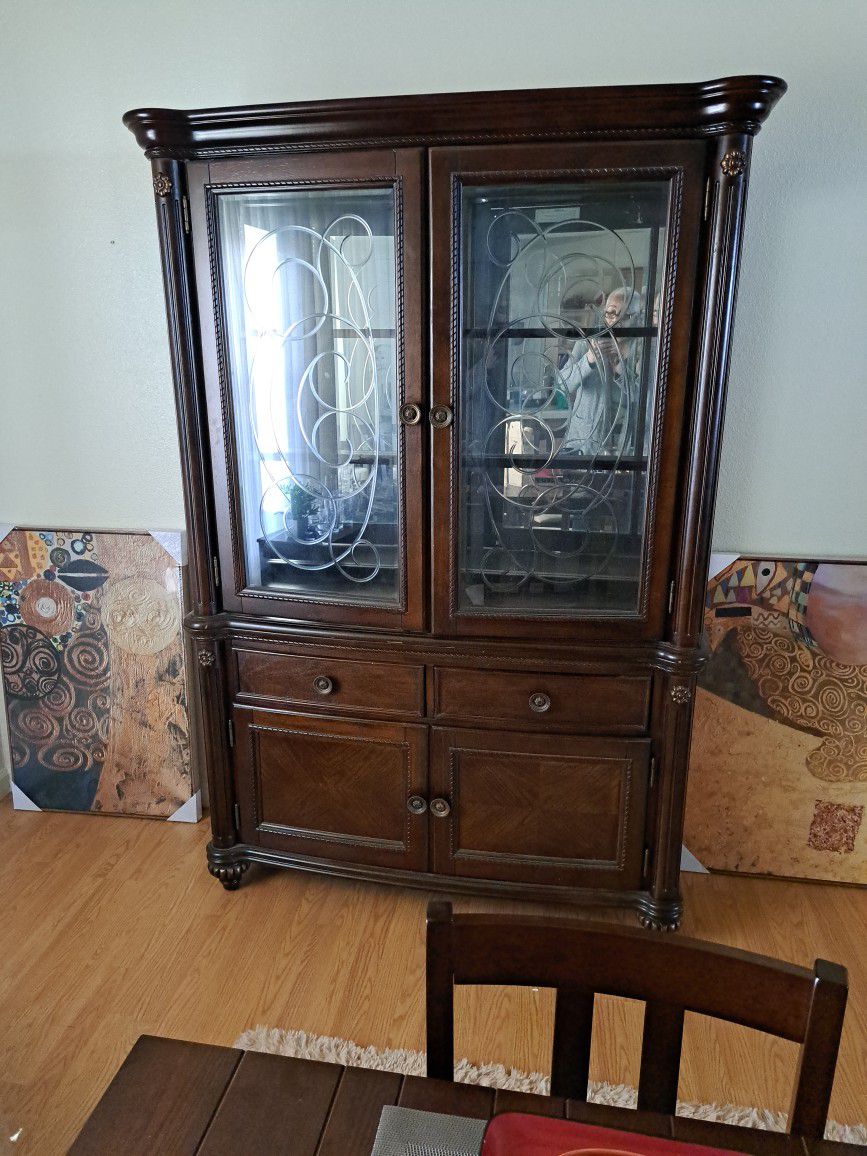 China Hutch With Glass Shelves ,lined Silverware Drawer And Lighting In The Top