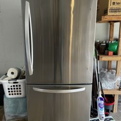 LG 26 cu. ft. 33-inch Wide Bottom Freezer Refrigerator - Stainless Steel