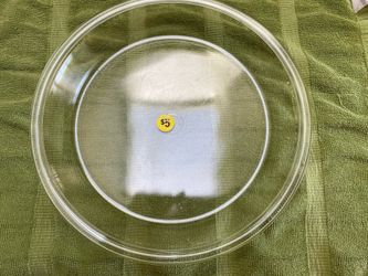 Pyrex 10 Inch Shallow Pie Dish 210. $5.00.