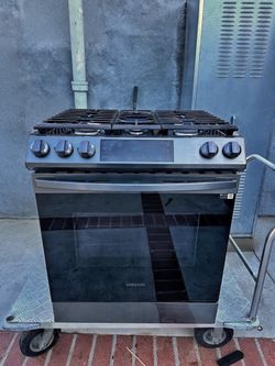Samsung 30” 5 burner Black Stainless Gas stove